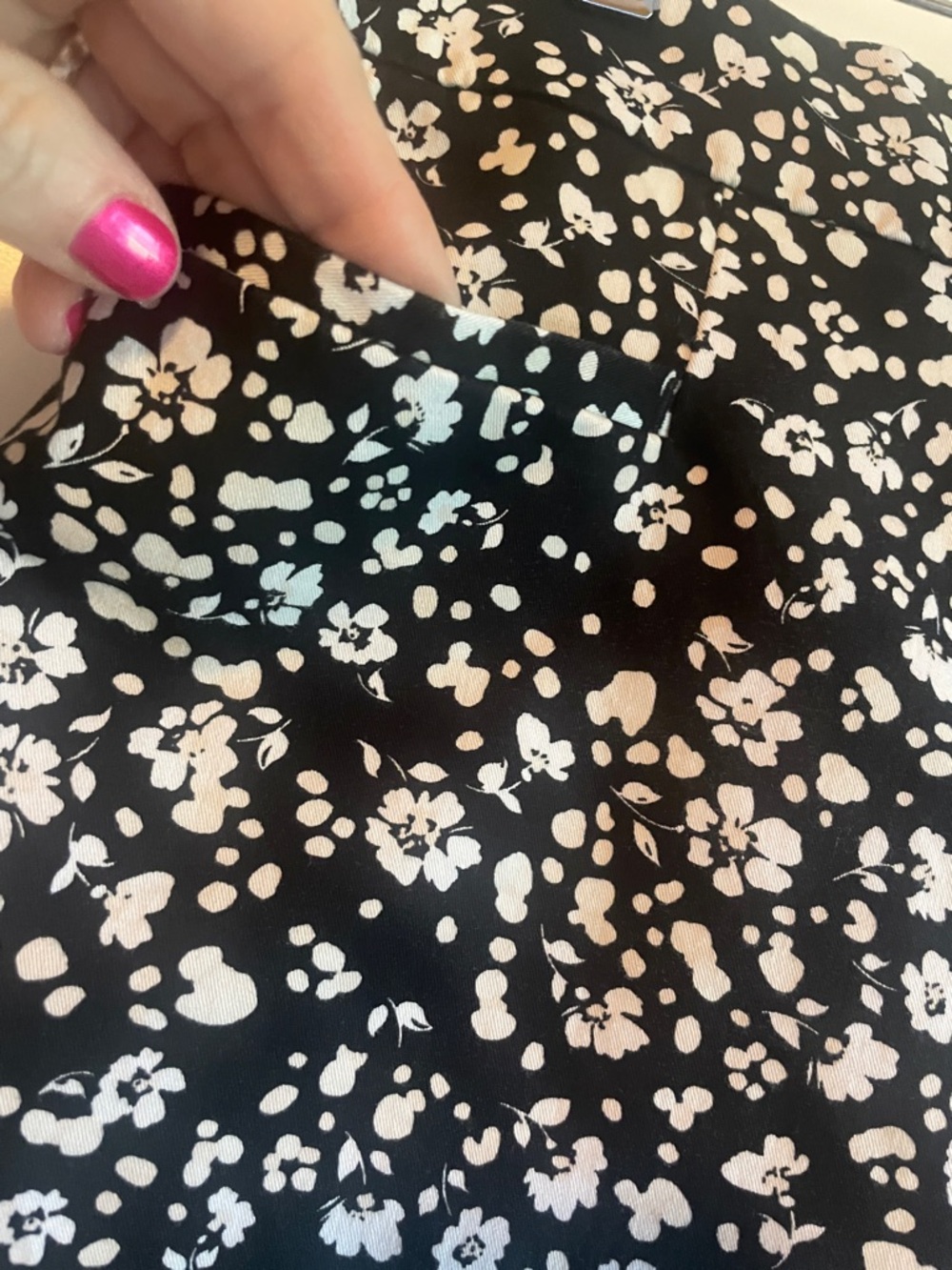 Ann Taylor Factory Black and White Floral Ankle Pants Size 10 - Picture 4 of 9